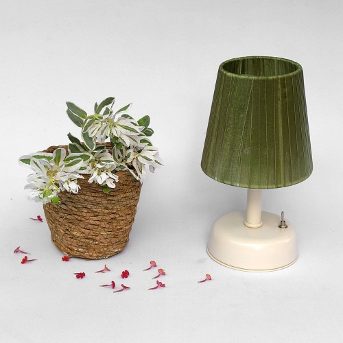 Krem Metal Pilli Masa Lambası – Yeşil Klasik Pileli Kumaş Başlıklı